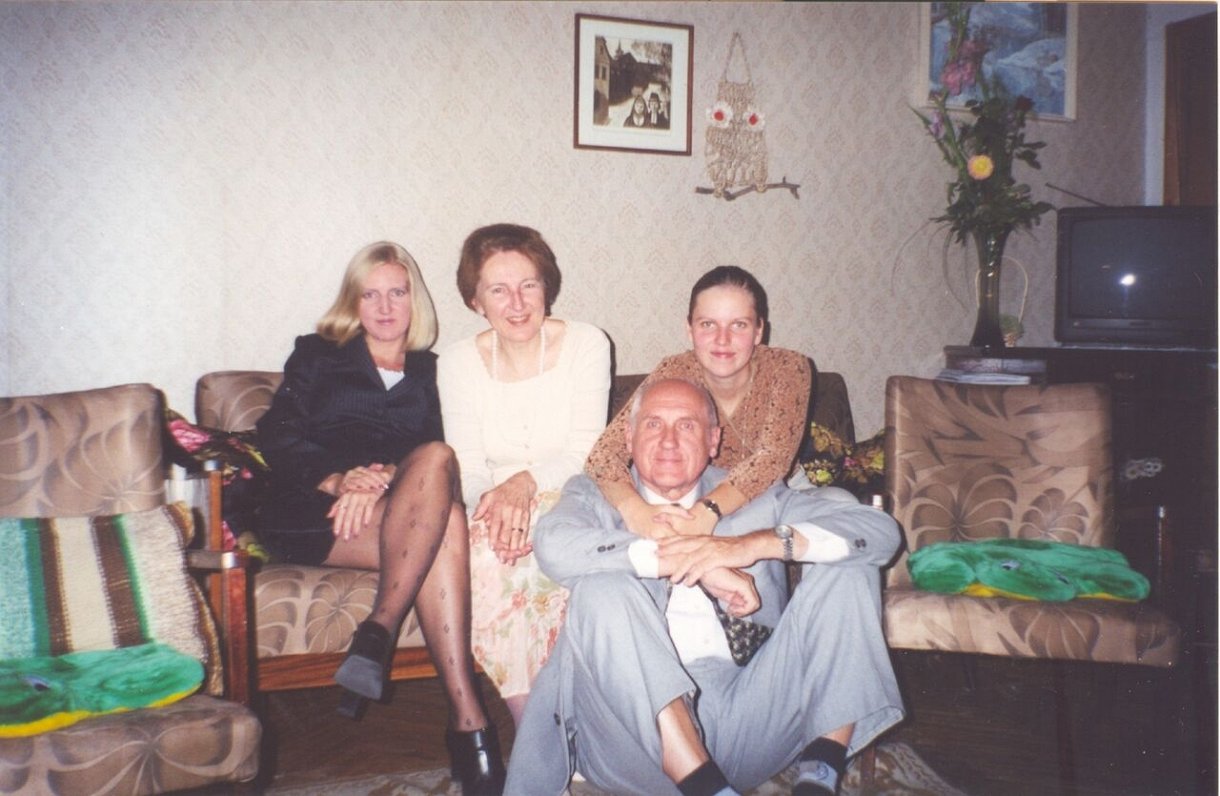 Visa ģimene vēl kopā. Komponists Romualds Kalsons kopā ar dzīvesbiedri Irēnu (vidū) un meitām Karolī...