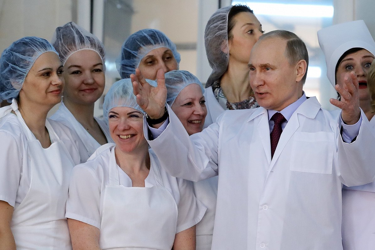 Krievijas prezidents Vladimirs Putins kādā rūpnīcā Samarā