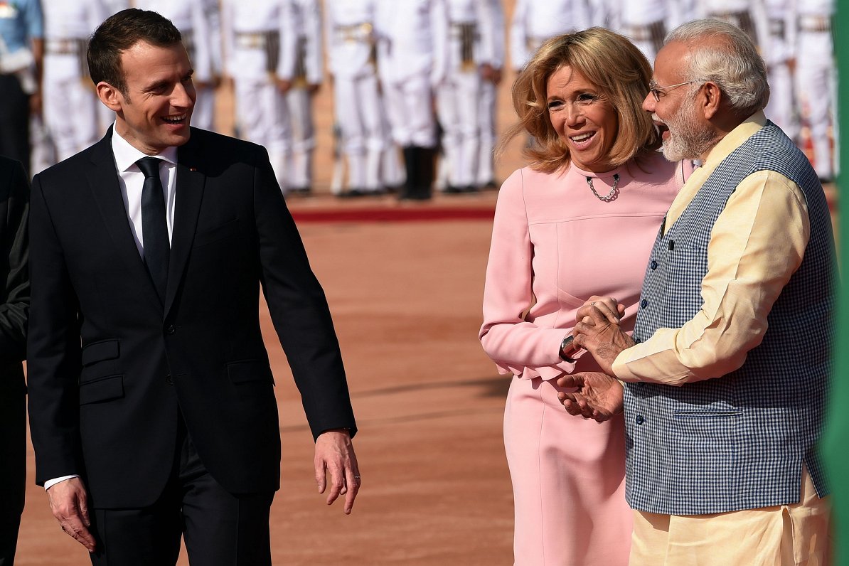 Francijas prezidents Emanuels Makrons ierodas Indijā
