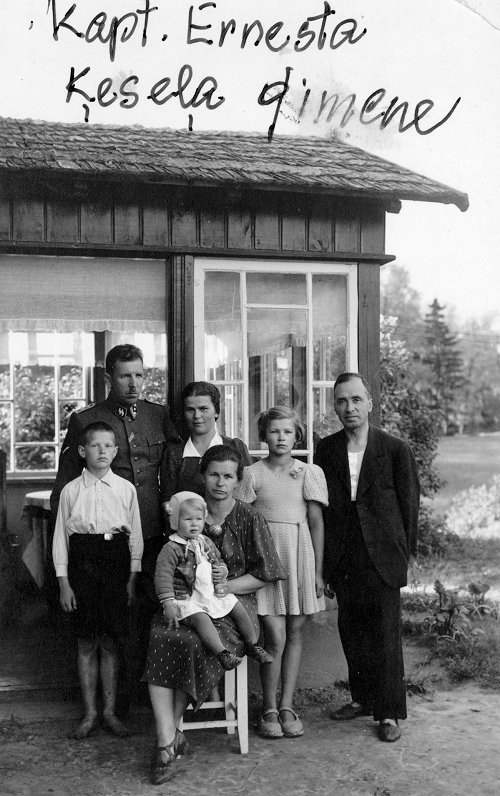 Attēlā latviešu leģiona kapteinis Ernests Ķeselis (2. no kreisās) kopā ar ģimeni. 1944. gada 18. jūn...