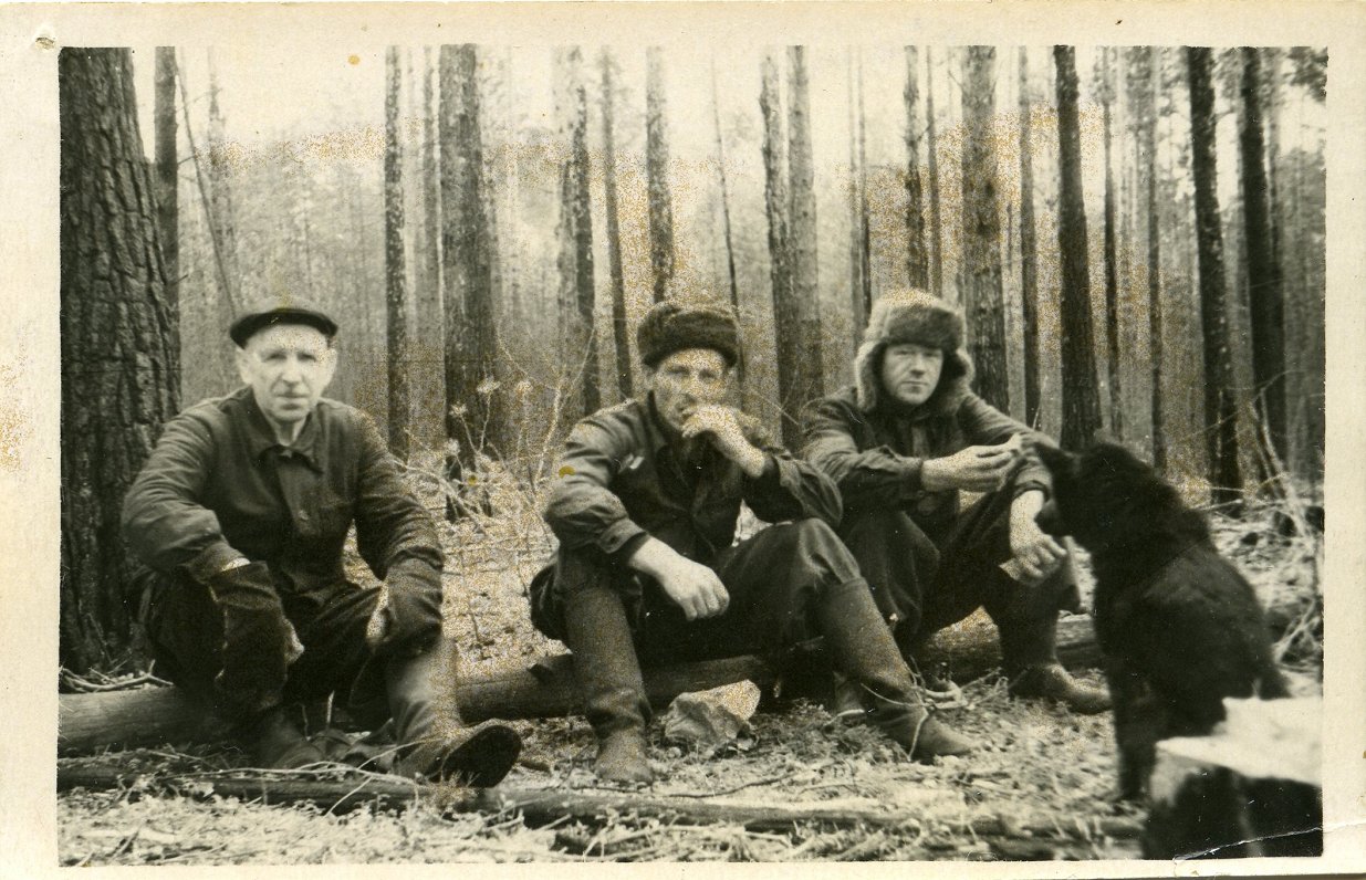 Attēlā latviešu leģiona kapteinis Ernests Ķeselis (1. no kreisās) piespiedu darbā Irkutskas apgabalā...