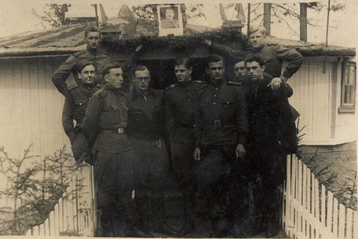 Attēlā 4.	Padomju armijas būvbataljona karavīru grupa pie dzīvojamās barakas Sillamē. 4. no labās bi...