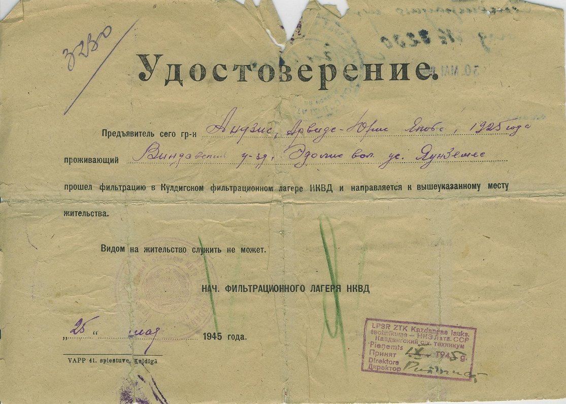 Attēlā Arvīda Andža filtrācijas apliecība, izsniegta Kuldīgas NKVD filtrācijas nometnē. 1945. gada 2...