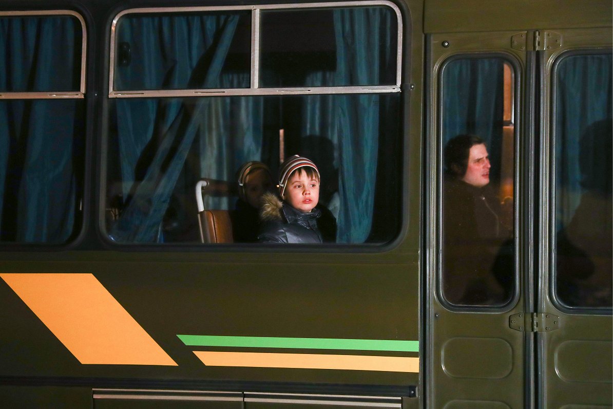 Krievijas diplomātu ģimenes locekļi autobusā Maskavā
