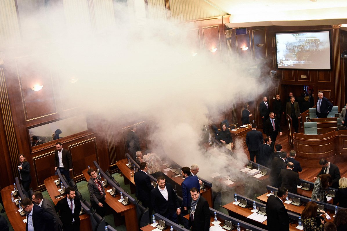 Dūmu svece Kosovas parlamentā