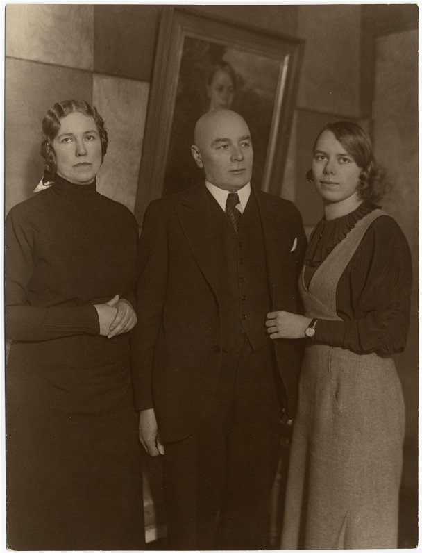Marija Anna Akuratere, Jānis Akuraters un Laima Akuratere 1935.gadā savas mājas Gaišajā salonā.