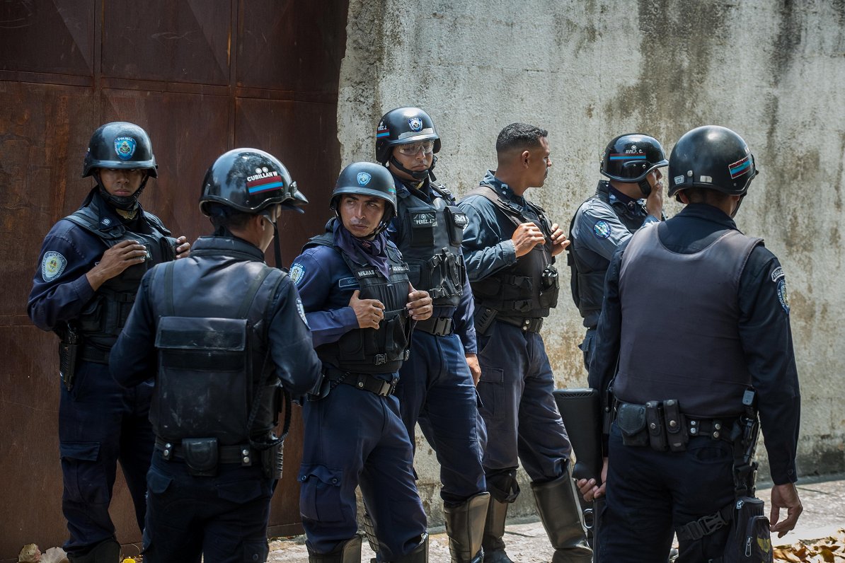 Venecuēlas policisti netālu no ugunsgrēka vietas