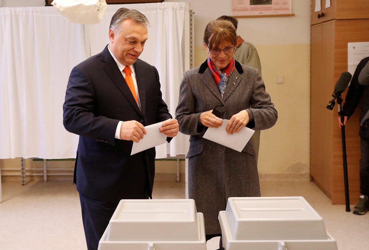 Ungārijas premjers Viktors Orbāns un viņa sieva Aniko Levaja piedalās vēlēšanās