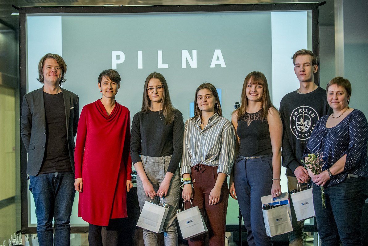 Žurnāla Ir galvenā redaktore Nellija Ločmele (otrā no kreisās) un Ventspils 4.vidusskolas komanda.