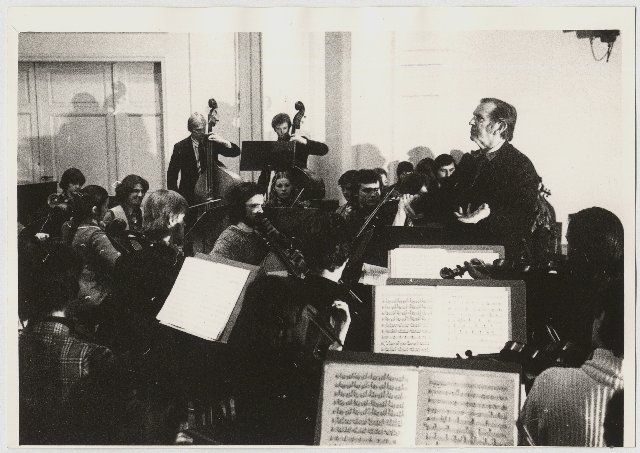 Leonīds Vīgners vada orķestra mēģinājumu