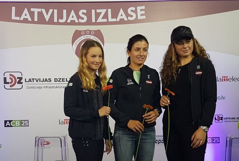 Latvijas tenisistes Daniela Vismane (no kreisās), Anastasija Sevastova un Aļona Ostapenko
