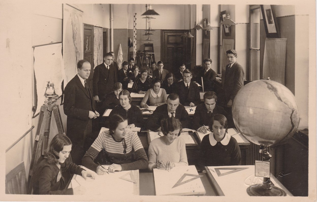 Nodarbību laikā Latvijas Universitātē, trešajā solā otrais no labās – K.Počs, 1934.gada 8.novembris