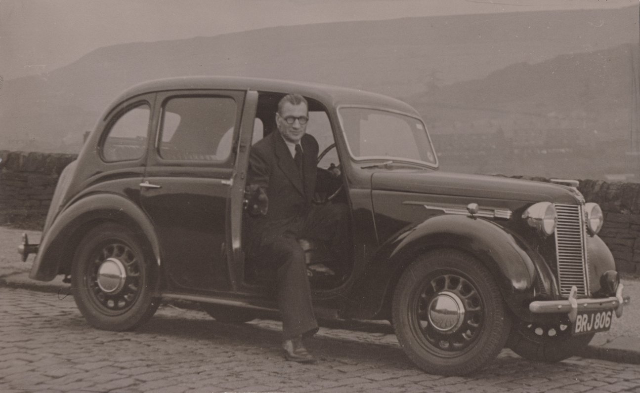 K.Počs savā personīgajā automašīnā, Anglija, 1950.gads