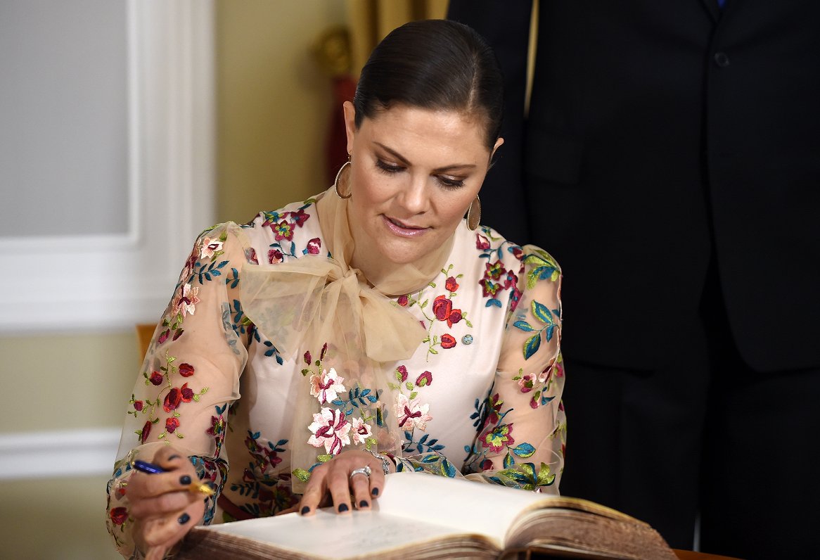 Zviedrijas kroņprincese Viktorija parakstās viesu grāmatā oficiālās tikšanās laikā ar Valsts prezide...