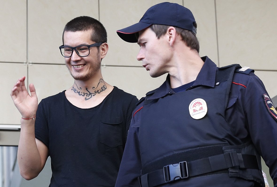 Ali Feruzs (pa kreisi) pamet tiesu Maskavā pēc sprieduma uzklausīšanas apelācijas lietā