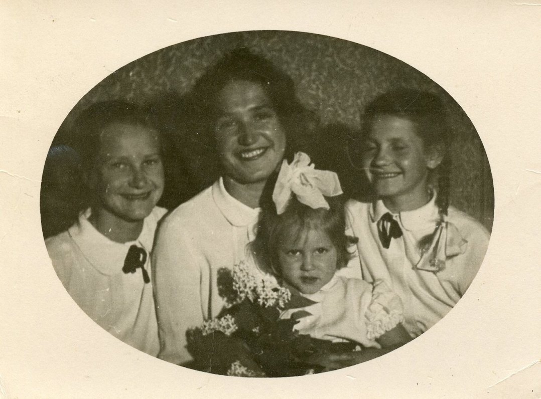 Noras mamma ar trim meitām