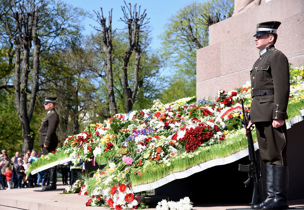 Latvijas Republikas Neatkarības atjaunošanas dienai veltītaja ziedu nolikšanas ceremonija pie Brīvīb...