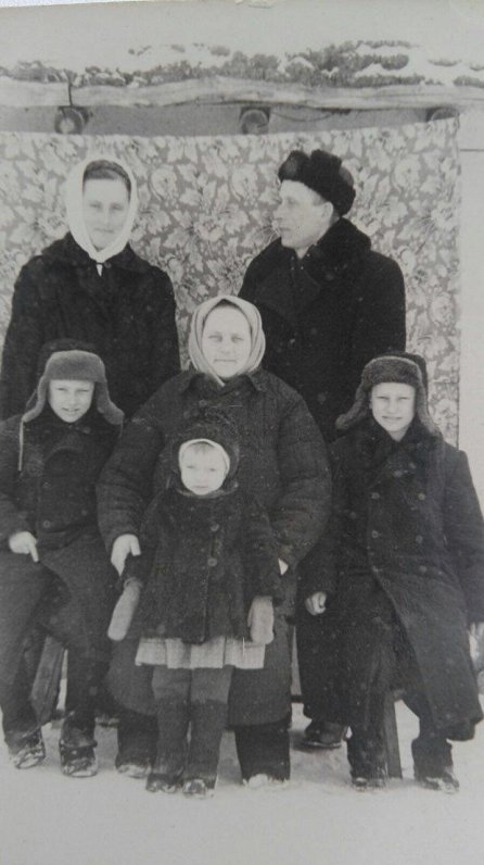 Domicella ar vīru Aleksandru, mammu Broņislavu un bērniem Sibīrijā