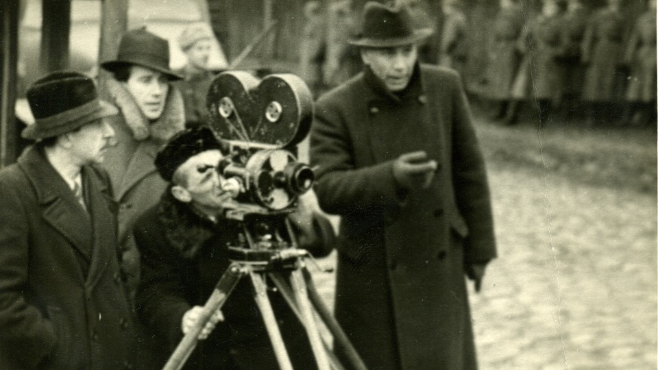 Кинорежиссёр Павел Арманд у камеры. Рига, 1946 г.
