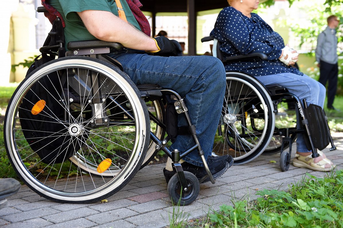 Cilvēki ar kustību traucējumiem invalīdu ratiņos