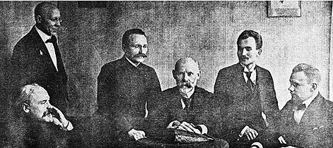 Latvijas Tautas Padomes prezidijs 1918. gada beigās. Pirmais no kreisās stāv Erasts Bite.