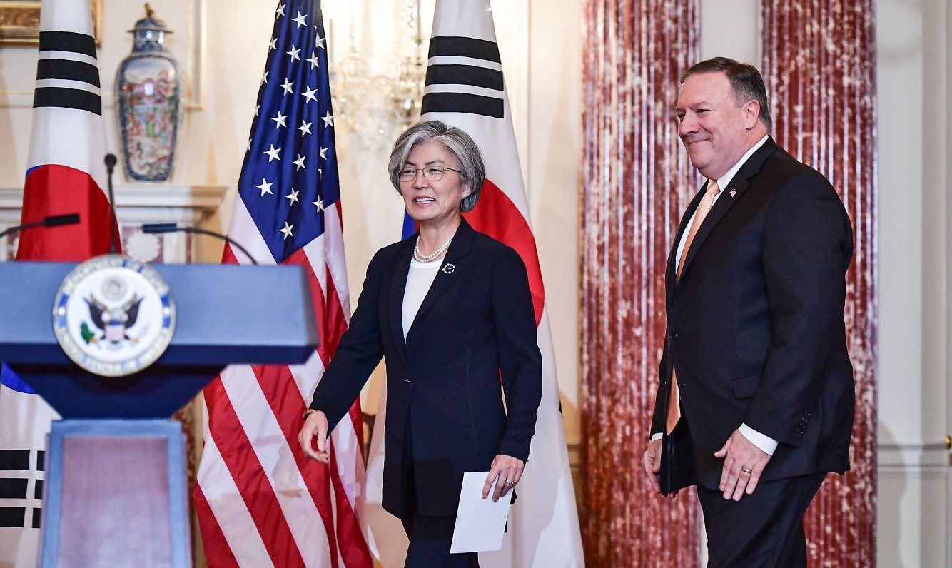 Dienvidkorejas ārlietu ministre Kana Kjunhve un ASV valsts sekretārs Maiks Pompeo