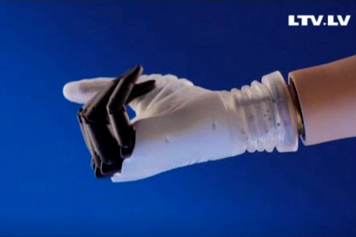 Scienziati italiani hanno sviluppato una nuova e precisa protesi della mano/Articolo