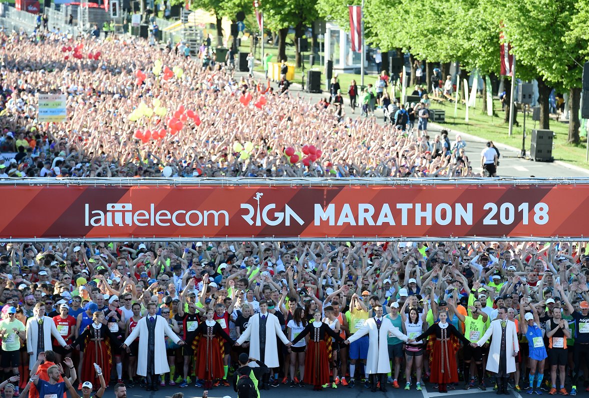 &quot;Lattelecom&quot; Rīgas maratona 21km un 42km distances dalībnieki uz starta līnijas.