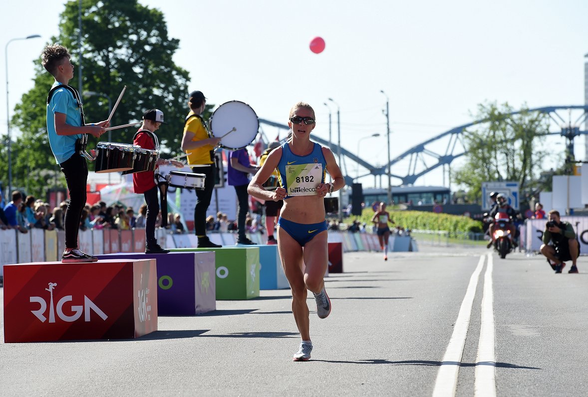 &quot;Lattelecom&quot; Rīgas maratona 21 km distances sievietēm 2.vietas ieguvēja Oleksandru Šafari...