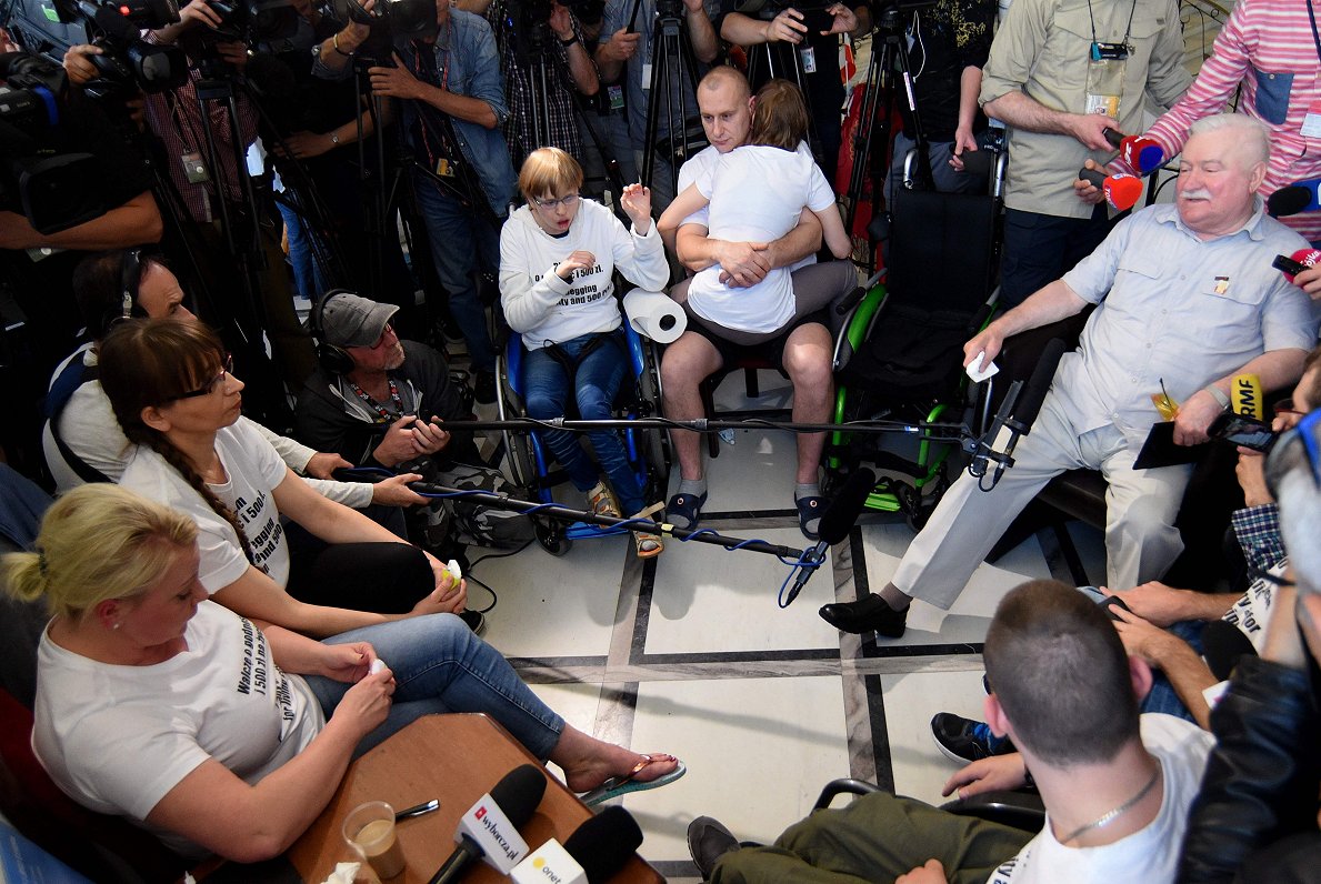 Bijušais Polijas prezidents Lehs Valensa tiekas cilvēku ar invaliditāti pārstāvjiem