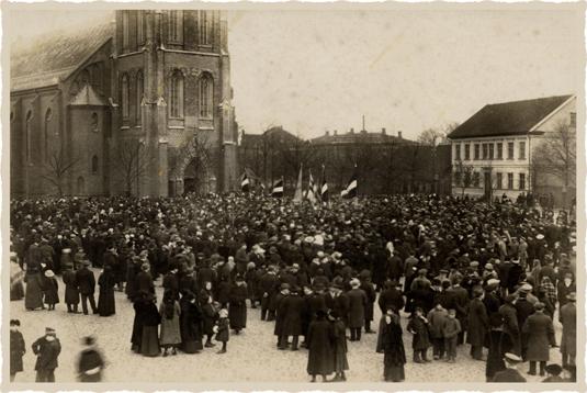 Sociāldemokrātu sarīkotais mītiņš Liepājā par godu Latvijas Republikas proklamēšanai 1918. gada 18....