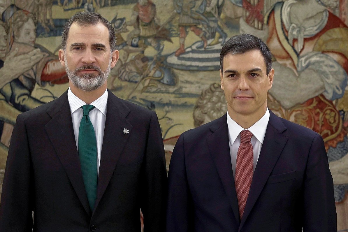 Attēlā Spānijas karalis Felipe VI un Pedro Sančess (pa labi)