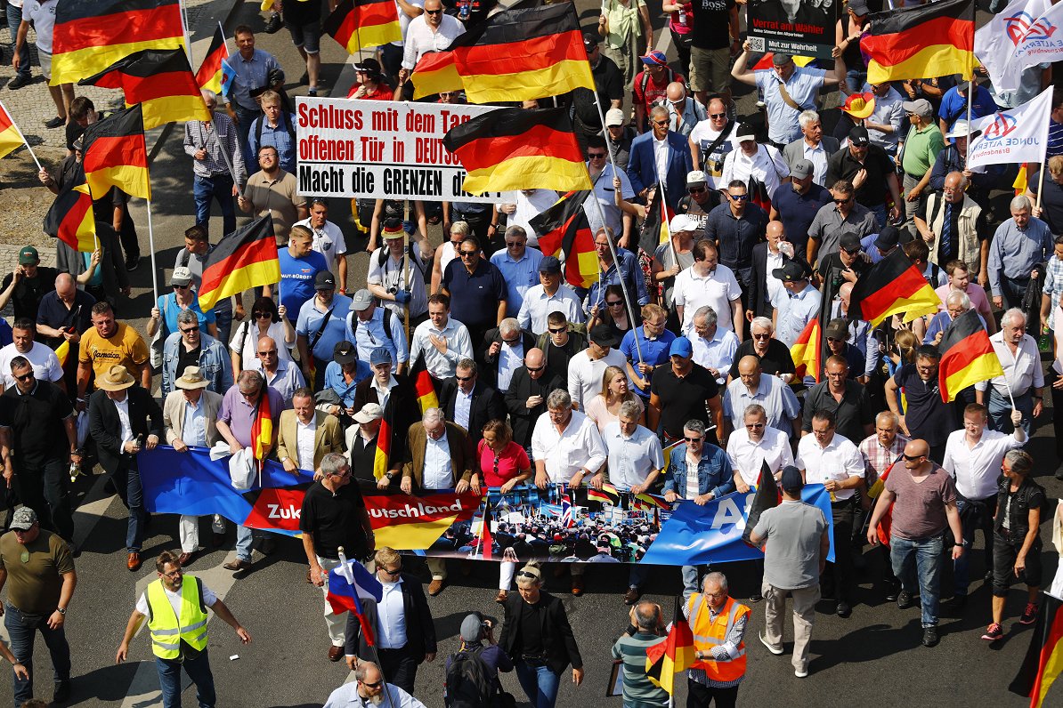 Anti-imigrācijas kustības &quot;Alternatīva Vācijai&quot; piekritēji Berlīnes ielās