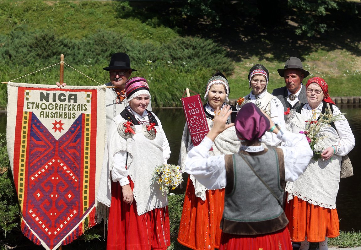 Starptautiskā folkloras festivālu &quot;Baltica&quot; atklāšana Rīgas kanāla malās.