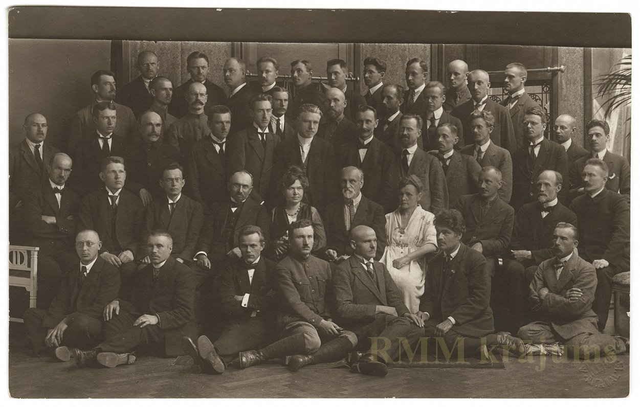 Satversmes sapulcē ievēlētie LSDSP deputāti 1920. gadā.