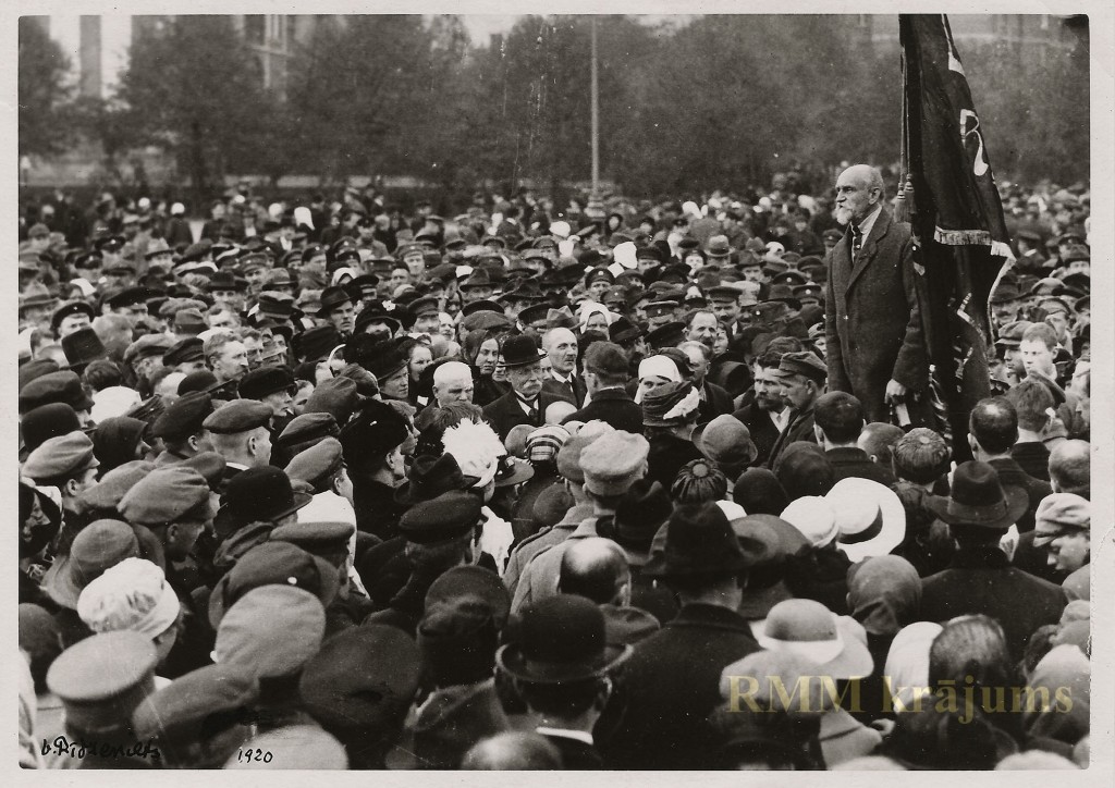 Райнис выступает перед рабочими 1 мая 1920 года — в День труда и одновременно в день созыва Учредите...