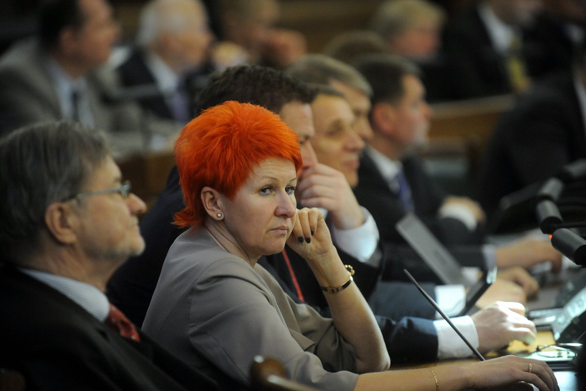 Saeimas deputāti Atis Lejiņš un Janīna Kursīte piedalās Saeimas ārkārtas sēdē, kurā galīgajā lasījum...