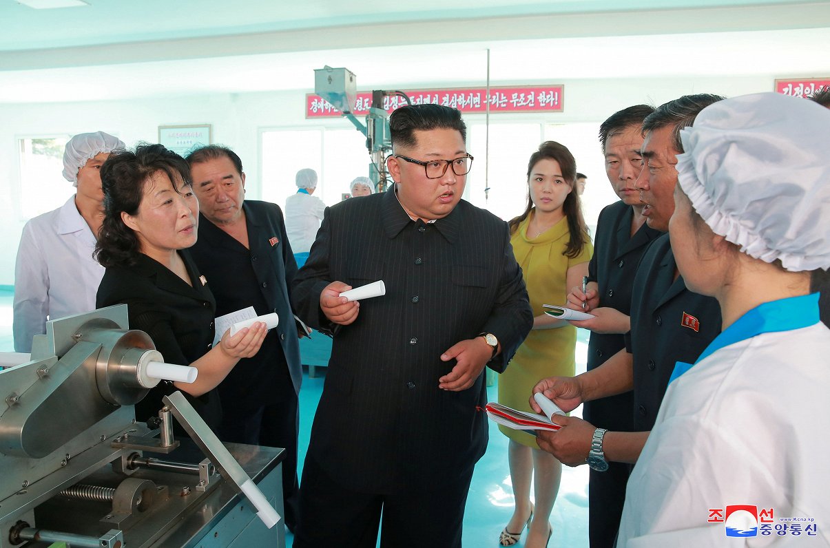Ziemeļkorejas prezidents Kims Čenuns kādā tikšanās reizē ar savas valsts iedzīvotājiem. Foto uzņemša...