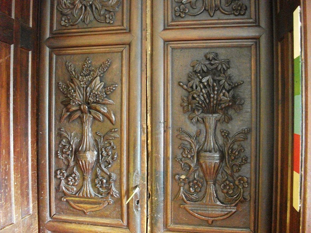 Baroneses Ģertrūdes fon Manheimas darinātas koka durvis, 20. gs. sākums
