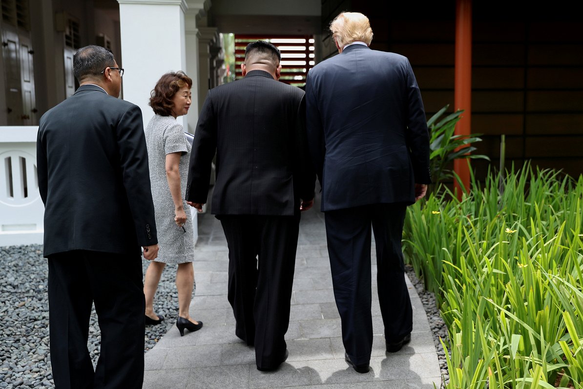 Ziemeļkorejas prezidents Kims Čenuns un ASV prezidents Donalds Tramps tikšanās laikā Singapūrā