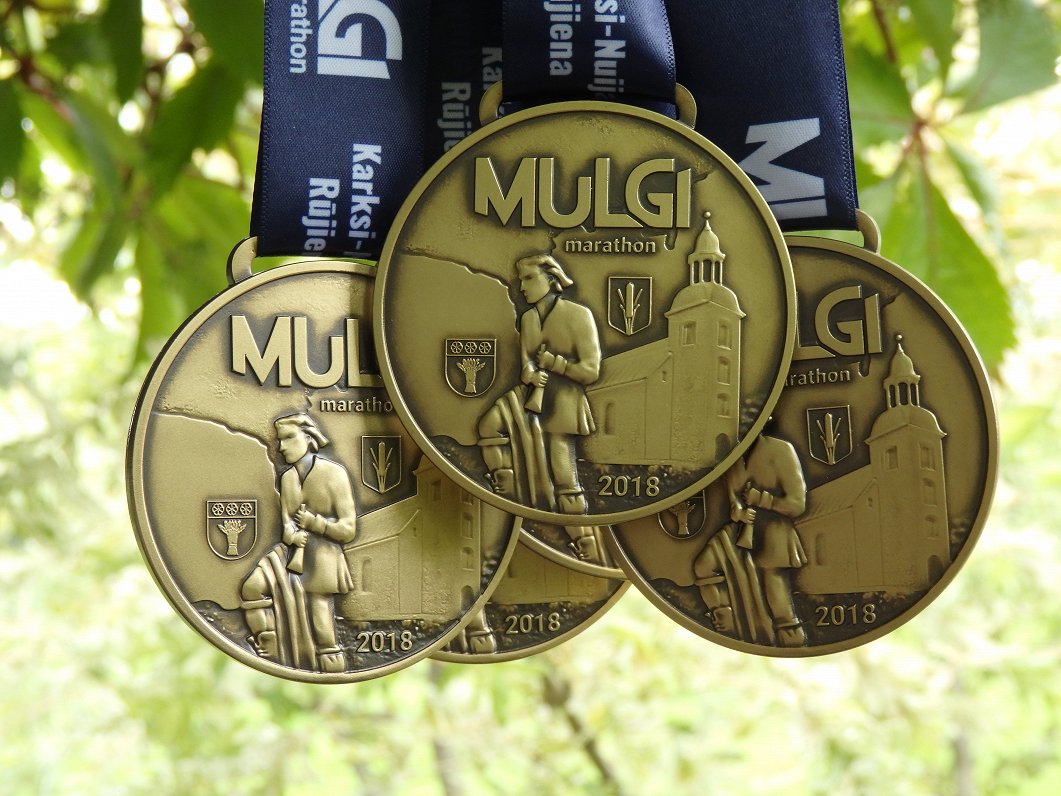 Finišētāju medaļā rasta vieta arī Mulgi maratona jaunajam logo un Rūjienas simbolam Tālavas Taurētāj...