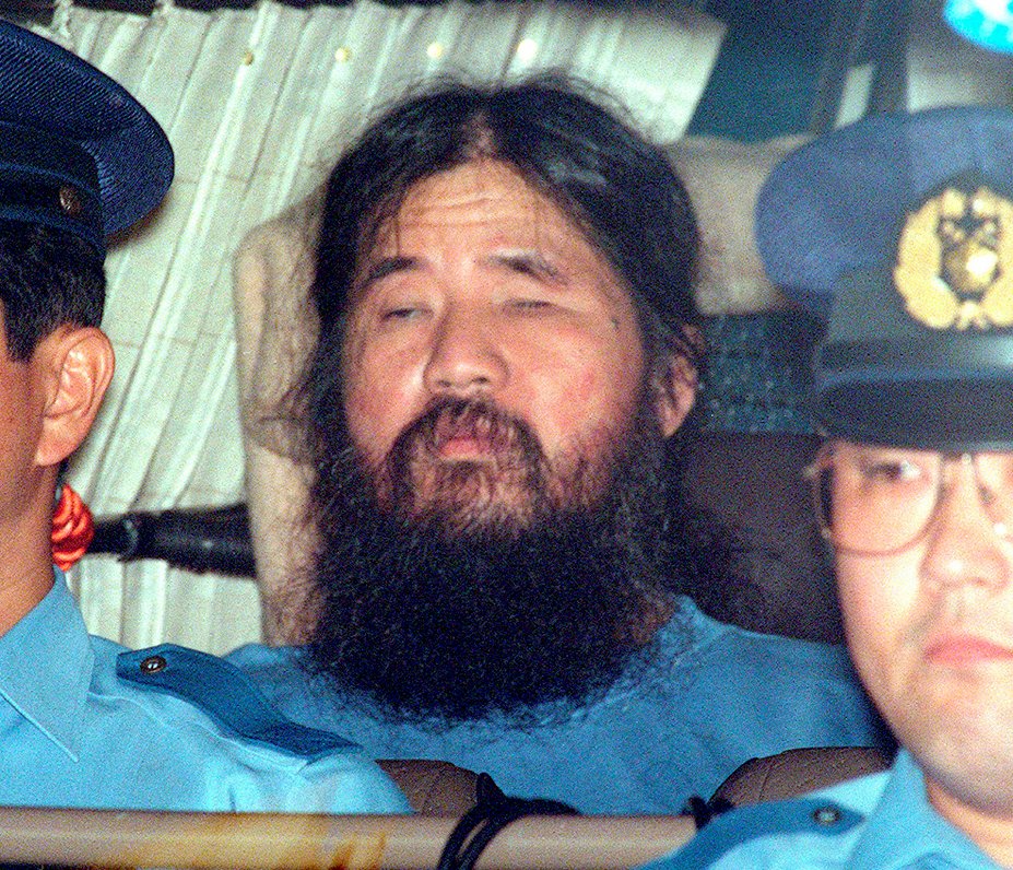 Sjoko Asahara policistu ielenkumā