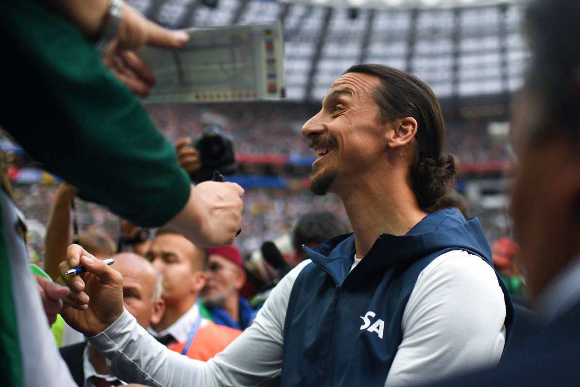 Zlatans Ibrahimovičs sniedz autogrāfus Maskavas &quot;Lužņiku&quot; stadionā
