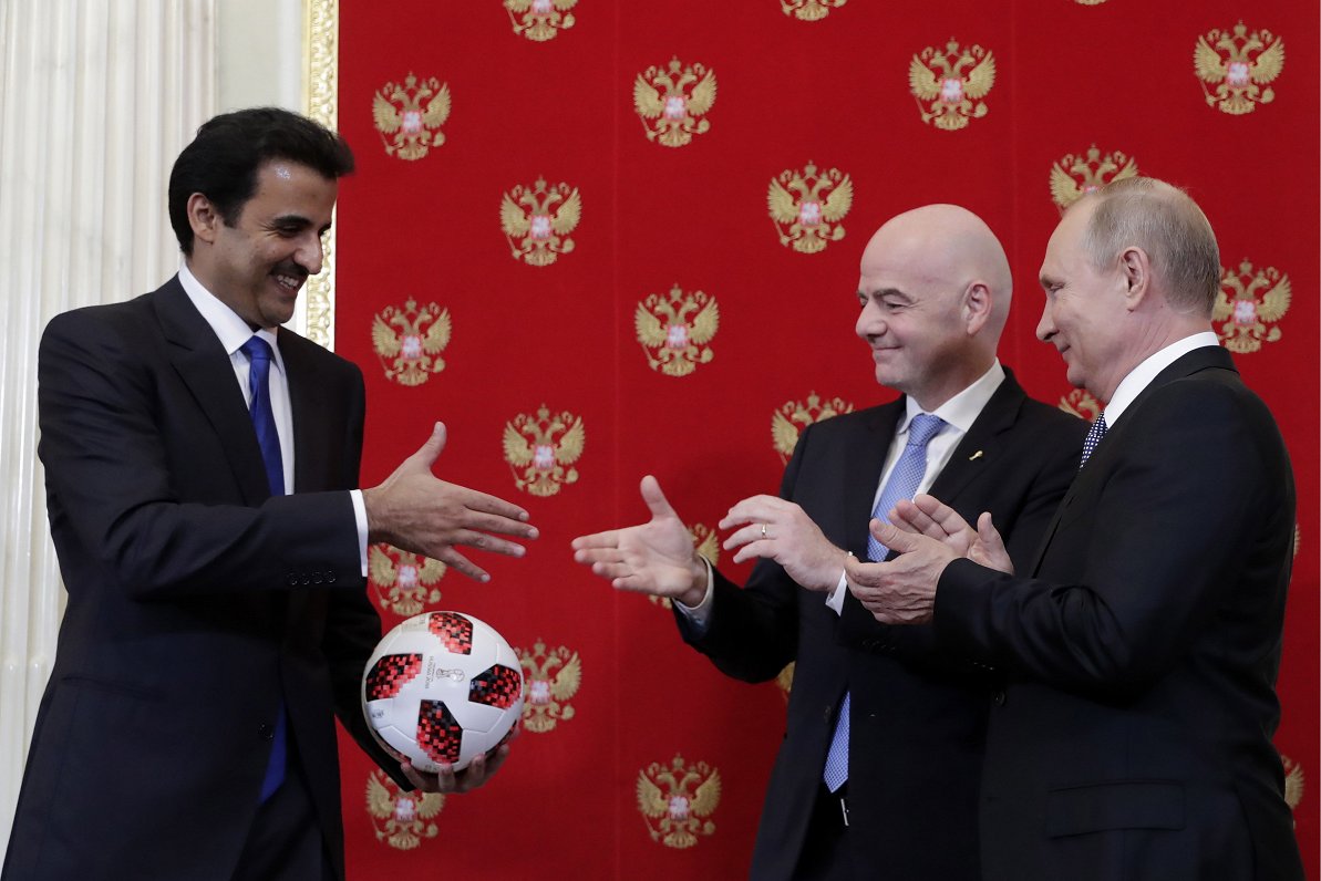 Kataras emīrs Tamims ben Altani (no kreisās), FIFA prezidents Džanni Infantīno un Krievijas preziden...