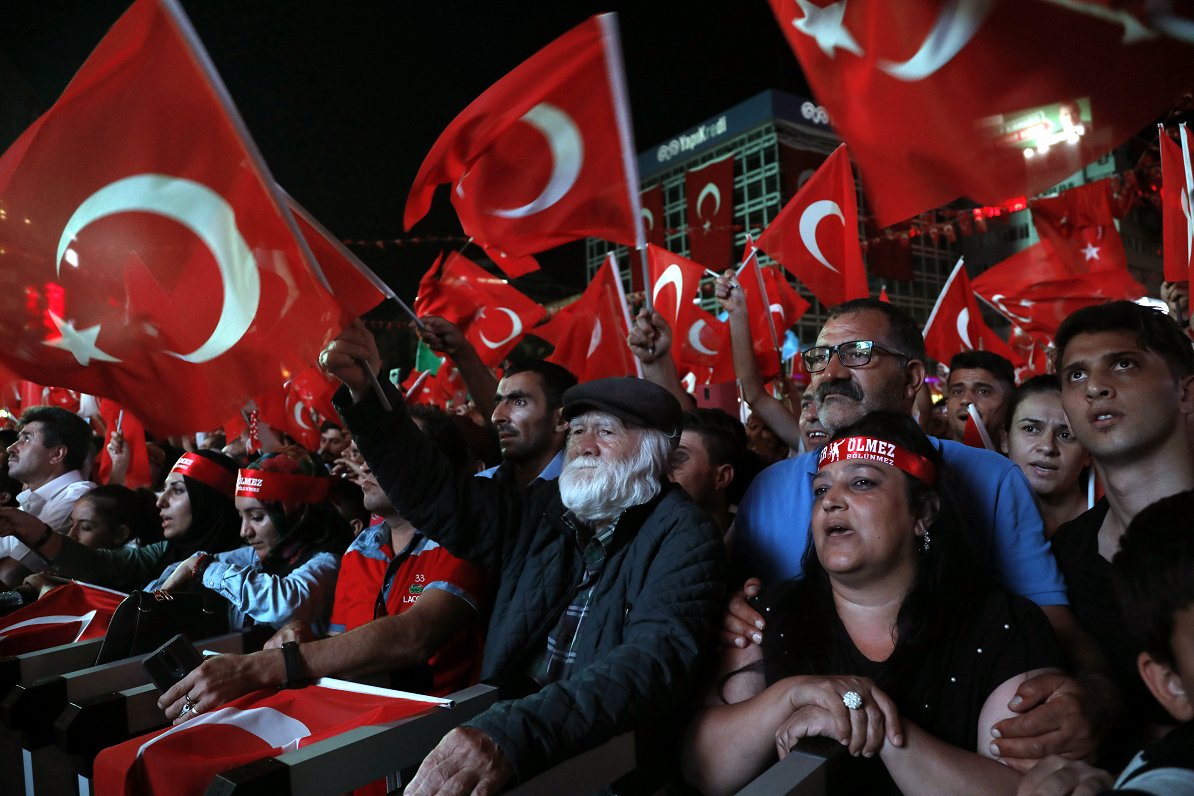 Cilvēki Turcijā atzīmē apvērsuma mēģinājuma novēršanas otro gadadienu