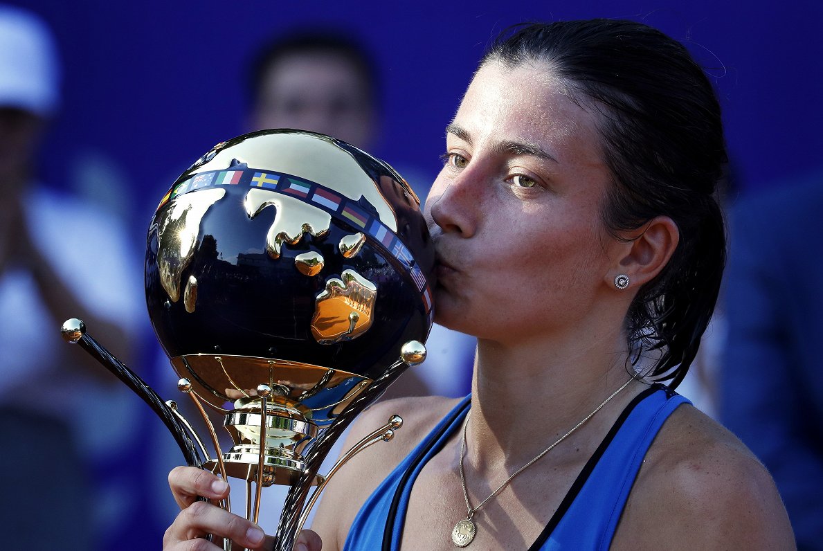 Anastasija Sevastova ar Bukarestes turnīra uzvarētājas kausu