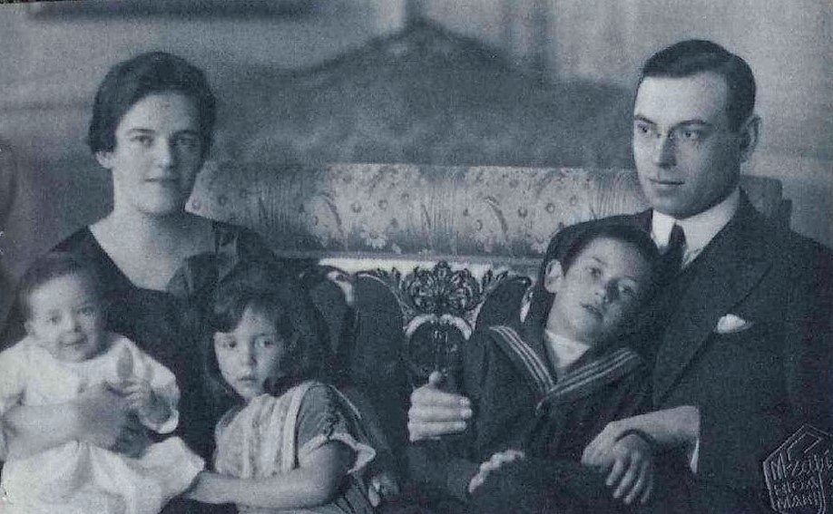 Z.A. Meierovics ar sievu Annu un bērniem Gunāru, Ruti un Helmutu. 1921. gads.
