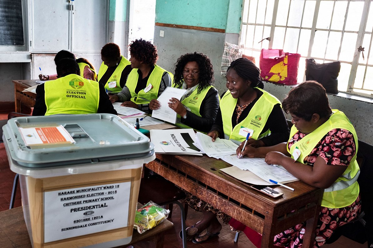 Vēlēšanu iecirknī Zimbabvē gatavojas vēlēšanām