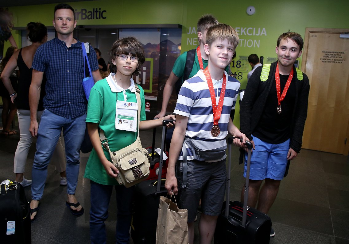Eiropas jauniešu informātikas olimpiādes Latvijas izlases dalībnieki Adrians Piliksers (no kreisās)...