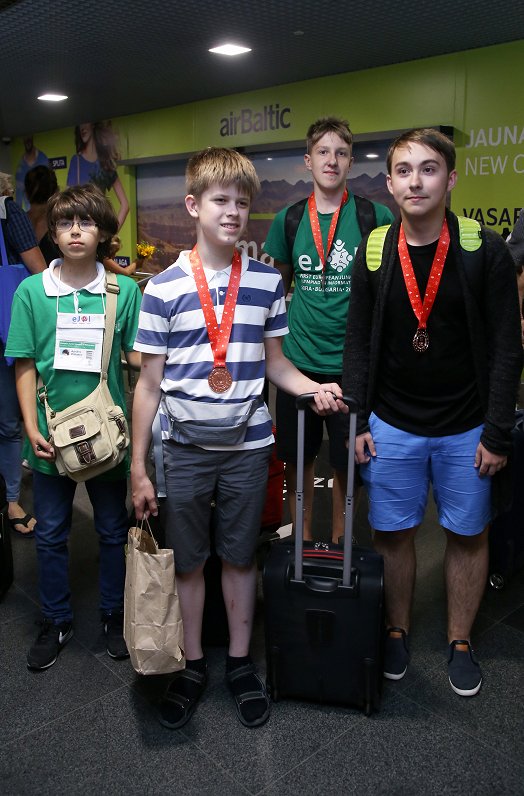 Eiropas jauniešu informātikas olimpiādes Latvijas izlases dalībnieki Adrians Piliksers (no kreisās)...